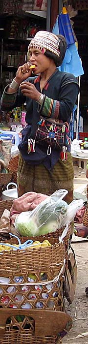 Tribal Women in Luang Namtha by Asienreisender