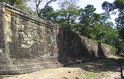 City Wall of Angkor Thom by Asienreisender