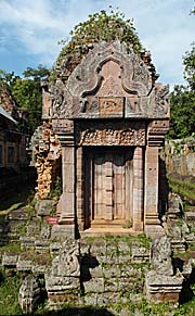 Shrine of Phnom Chisor by Asienreisender
