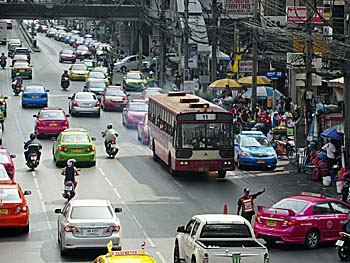 Traffic and Busses in Bangkok by Asienreisender