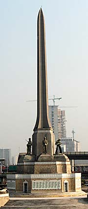 Victory Monument in Bangkok by Asienreisender