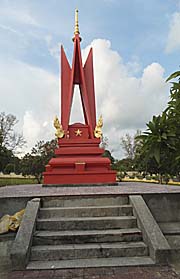 The Victory Memorial in Sihanoukville by Asienreisender