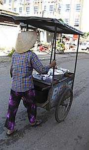 Transportable Foodstall in Vientiane by Asienreisender