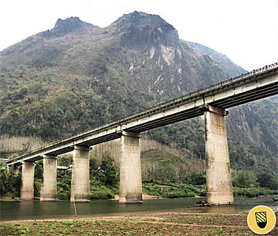 Nong Khiaw's Concrete Bridge by Asienreisender