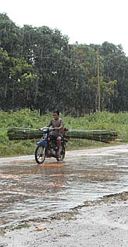 'Overloaded Motorbike' by Asienreisender