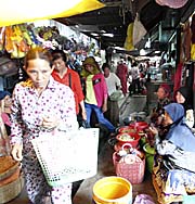 Market Scene in Kampot by Asienreisender