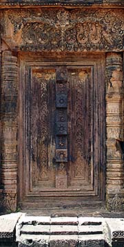 'The False Door of Banteay Srei' by Asienreisender