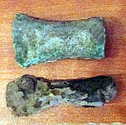 'Bronze-Age tools in Sakon Nakhon Museum' by Asienreisender