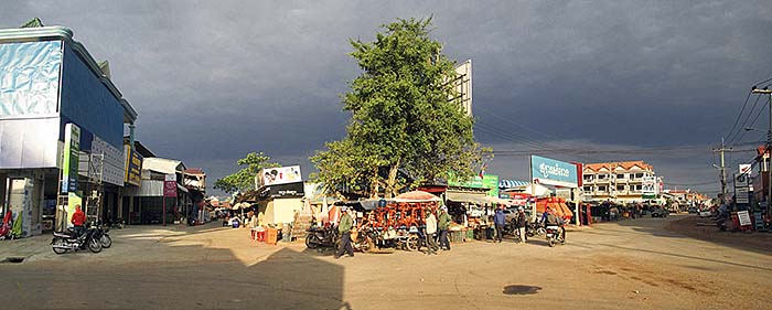 'Samraong Market Place' by Asienreisender