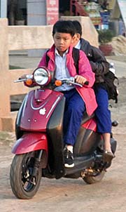 'Kids on Motorbikes' by Asienreisender
