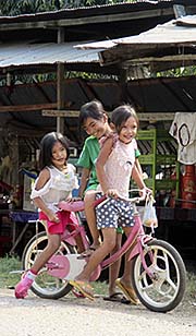 'Kids at the Roadside' by Asienreisender