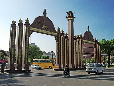'Sultan Ismail Petra Arch | Kota Bharu' by Asienreisender
