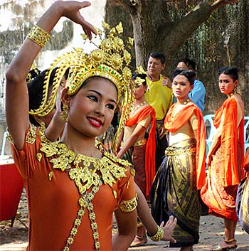 'Classical Thai Dancing in Lopburi Palaca' by Asienreisender