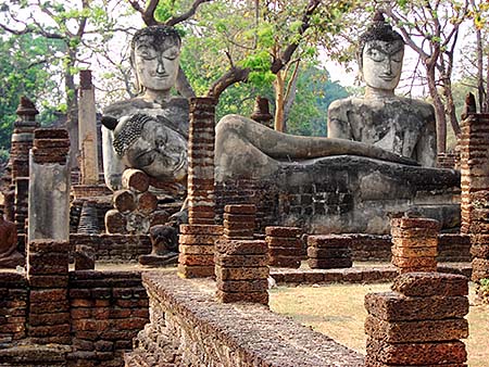 'Reclyning Buddhas in Kamphaeng Phet Historical Park' by Asienreisender