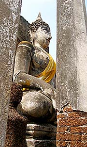 'A Buddha Statue at Si Satchanalai Historical Park' by Asienreisender