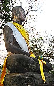 'An Outdoor Buddha in Si Satchanalai Historical Park' by Asienreisender