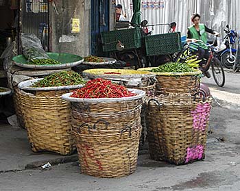 'Goods in Bangkok's Chinatown' by Asienreisender